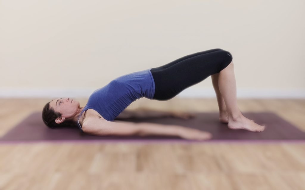 yoga lezione base mezzo ponte posizione
